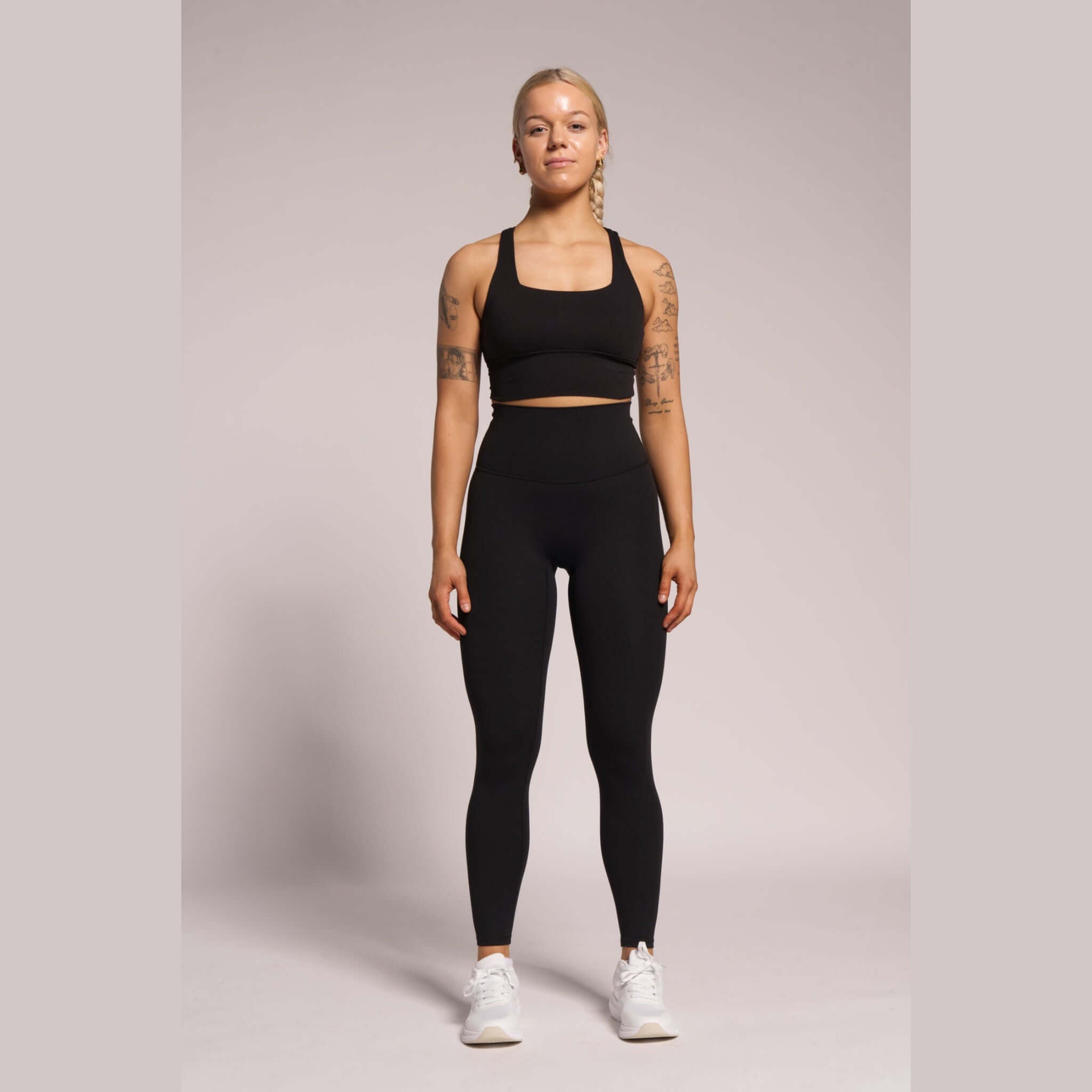 Comfortable black yoga leggings – full-length design